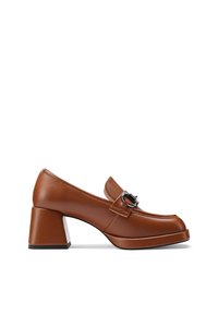 Scarpe in pelle marrone con tacco, punta arrotondata, tacco chunky e dettaglio decorativo con fibbia sulla fascetta sopra il collo del piede.