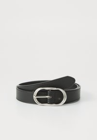 Cinturón de cuero negro con textura suave, que presenta una hebilla redonda de plata y bordes cosidos. Diseño flexible para un ajuste ajustable.