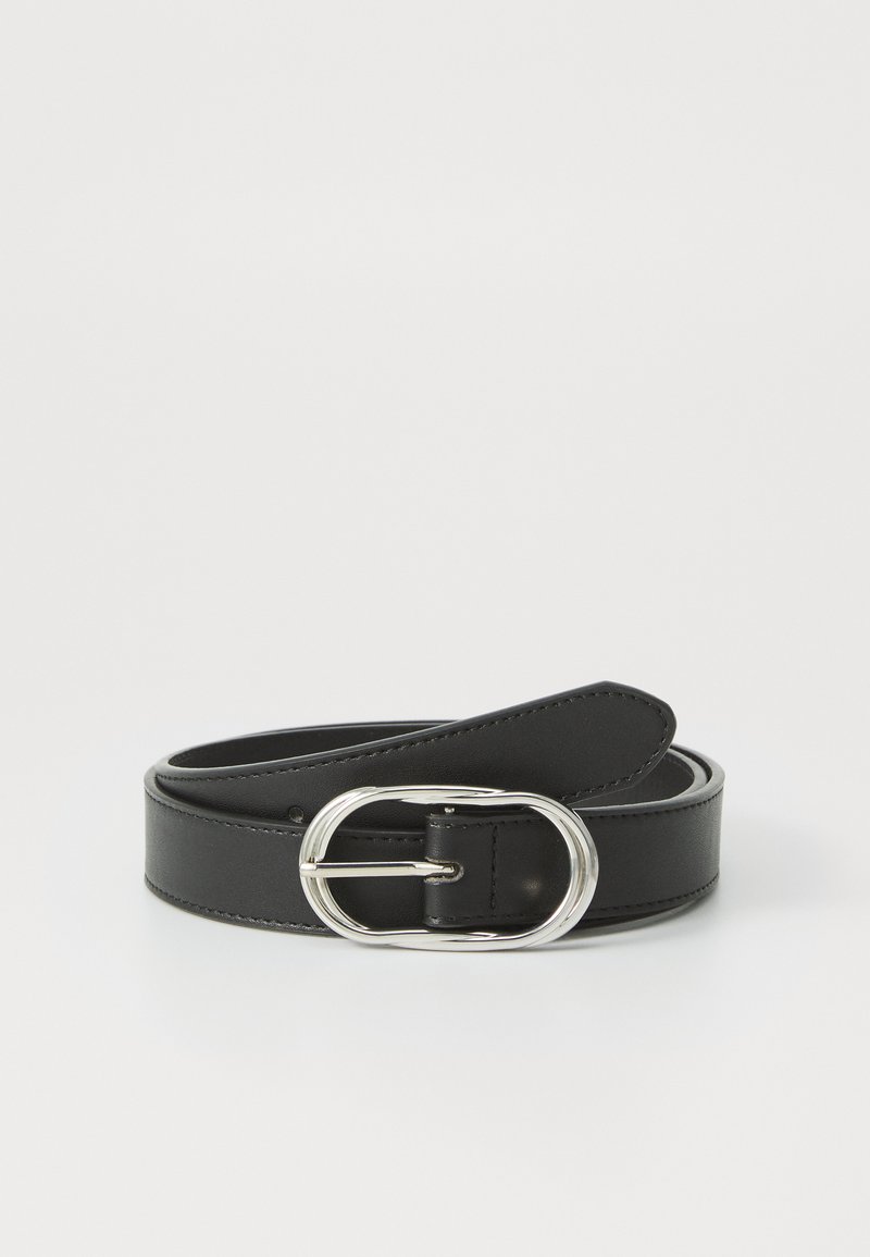 Cinturón de cuero negro con textura suave, que presenta una hebilla redonda de plata y bordes cosidos. Diseño flexible para un ajuste ajustable.