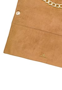 Borsa in suede beige con un'accento di catena dorata, caratterizzata da un logo del marchio sottile, dettagli di cuciture e un design elegante e minimalista.