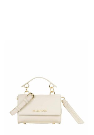 Sac à main en cuir crème avec ferrures dorées, une poignée supérieure et une bandoulière détachable. Il présente une fermeture à boucle et un logo embossé.