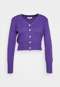 Lila verkürzter Cardigan aus strukturiertem Strick, mit V-Ausschnitt, langen Ärmeln und fünf dekorativen, juwelenartigen Knöpfen an der Vorderseite.