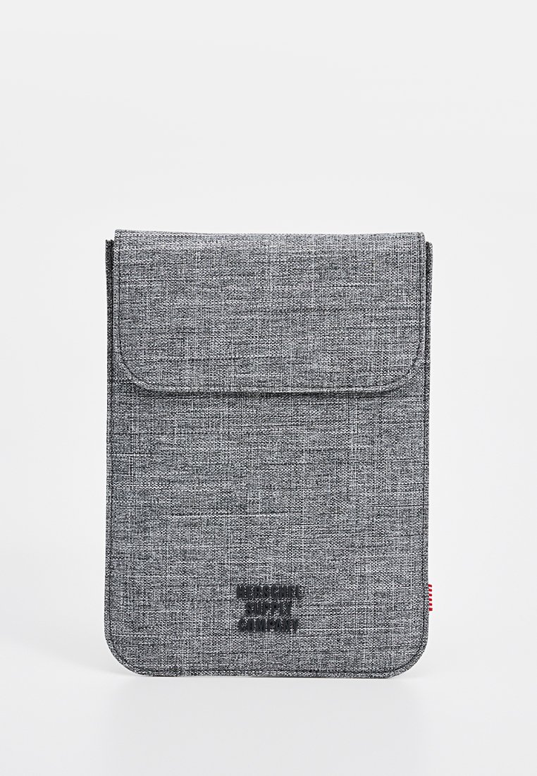 Grijze laptop sleeve van textiel met een flapsluiting, voorzien van een subtiele geweven textuur en een zwart logo aan de voorkant.