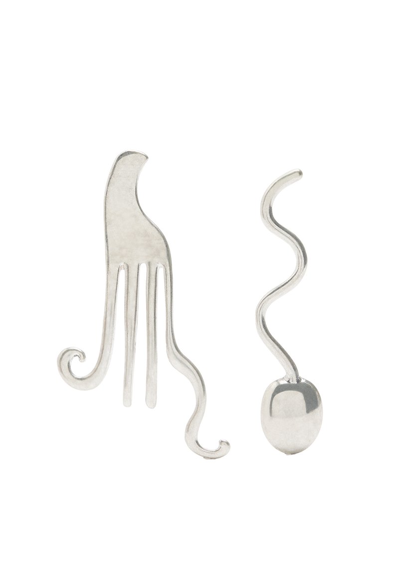 Srebrne kolczyki o abstrakcyjnych, falistych kształtach; jeden ma zakrzywioną, widełkowatą formę, a drugi jest spiralą z gładką, owalną podstawą.