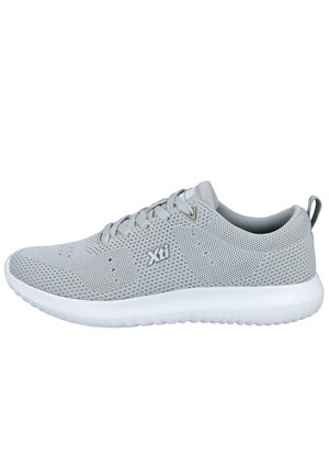 Zapatilla deportiva de malla gris claro con suela blanca, diseño con cordones, lengüeta en el talón y logo "Xti" en el lateral.