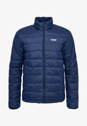 Granatowa kurtka puchowa z pikowanym wzorem, pełnym zamkiem błyskawicznym, wysokim kołnierzem oraz małym białym logo na klatce piersiowej. Gładki, błyszczący materiał.