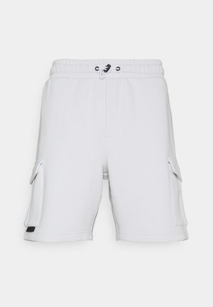 Shorts cargo blancs avec une taille à cordon de serrage, des poches latérales et des détails d'ourlet cousus. Fabriqués en tissu doux et léger.