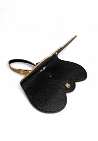 Portefeuille en cuir noir avec une finition texturée, présentant un design en forme de vagues, des accents en matériel doré et une sangle beige pour la fermeture.