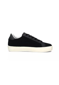 Sneaker nera in suede con suola in gomma bianca, lacci piatti e un accento glitterato nero sul tallone. Dettaglio della cucitura laterale visibile.