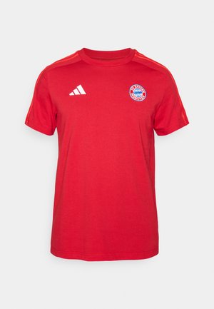 Rød bomulds t-shirt med korte ærmer, rund hals, hvid adidas-logo og et FC Bayern München-logo på brystet.