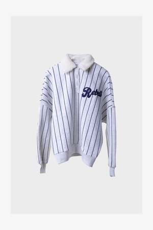 Šedá mikina s námořnickými vertikálními pruhy, huňatým límcem, zapínáním na knoflíky a vyšitým nápisem "Rebels" v námořnické barvě. Má oversized rukávy a lem.