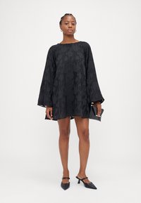 Gina Tricot Petite FLOWY DRESS - Kokteilinė suknelė / vakarėlių suknelė - black