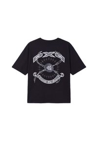 T-shirt noir à manches courtes avec texte graphique argenté "PXG" au-dessus de barbelés et design circulaire, et une bannière avec l’inscription "Change The Game" au dos.