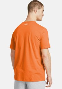 Under Armour LEFT CHEST LOGO - Triko s potiskem - atomic