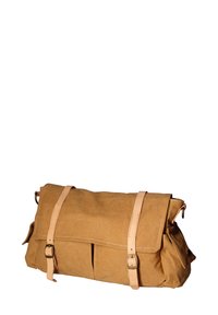 Borsa messenger in tela color brunito con tracolle in pelle e accessori in ottone. Presenta una patta pieghevole e due tasche frontali. Resistente e spaziosa.