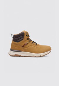 Zapato de gamuza marrón de media altura con acentos de cuero marrón oscuro, puntera redonda, cordones negros y una suela de goma de color claro.