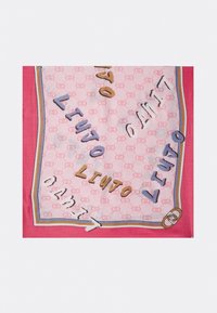 Foulard di seta con uno sfondo rosa caratterizzato da un design a motivo e accenti testuali multicolori. I bordi sono rifiniti in rosa solido e oro.