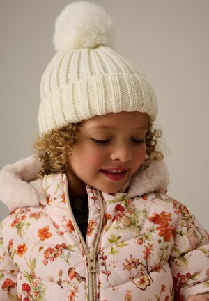 Doudoune rose à motifs floraux avec une capuche en fausse fourrure, dotée d'une fermeture éclair dorée et de vives illustrations de fleurs et d'animaux. Bonnet en tricot blanc avec pompon.