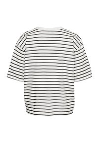 Camiseta de manga corta en algodón blanco con rayas horizontales negras. El diseño presenta un ajuste relajado y un cuello redondo.