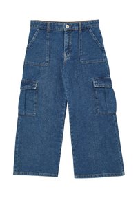 Pantaloni cargo in denim blu con vita alta, cinque tasche e stile a gamba larga. Presentano cuciture a contrasto e chiusura con bottone.
