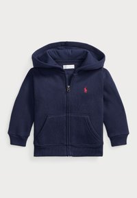 Sudadera con cremallera para niños de color azul marino, con bolsillos frontales y un logo bordado en rojo en el lado izquierdo del pecho, que incluye capucha y puños acanalados.