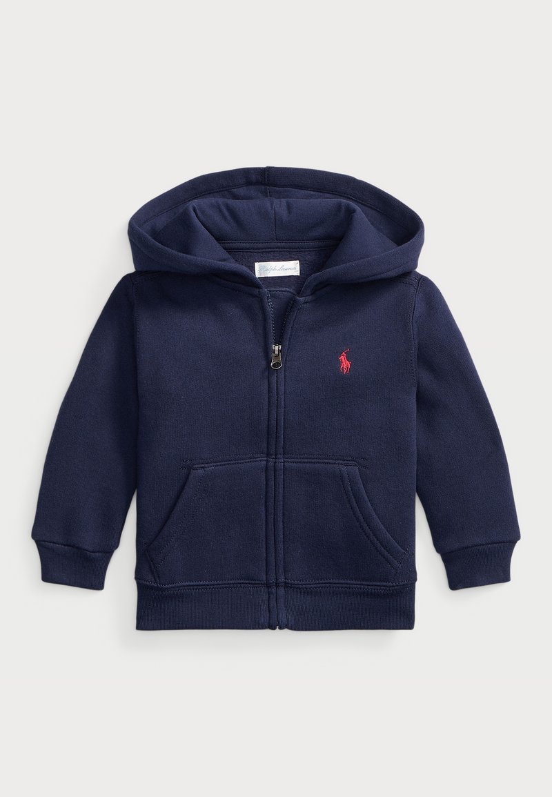 Sudadera con cremallera para niños de color azul marino, con bolsillos frontales y un logo bordado en rojo en el lado izquierdo del pecho, que incluye capucha y puños acanalados.