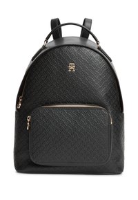 Μαύρο σακίδιο από υφή δέρματος με μπροστινή τσέπη με φερμουάρ, χρυσό λογότυπο και αξεσουάρ, επάνω λαβή και ρυθμιζόμενους ιμάντες ώμου.