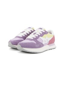 Baskets en suède violet et rose avec des panneaux en maille blanche, un accent jaune et une semelle en caoutchouc nervurée. Présente des lacets blancs et des détails de logo.