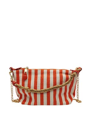 Petit sac rectangulaire en tissu avec des rayures verticales orange et blanches, fermeture éclair dorée, tirette en cuir rouge, anse en corde nouée et bandoulière chaîne dorée.
