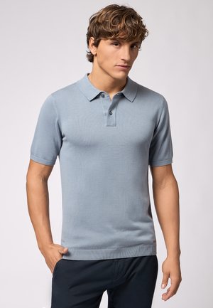 Hellblaues Strick-Polohemd mit kurzen Ärmeln, einem Kragen und einer Dreiknopfleistenschluss. Verfügt über einen gerippten Saum und eine glatte Textur.