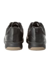 Scarpe da ginnastica nere con un design elegante, tomaia testurizzata, collo imbottito e suole in gomma con un logo discreto sul tallone.