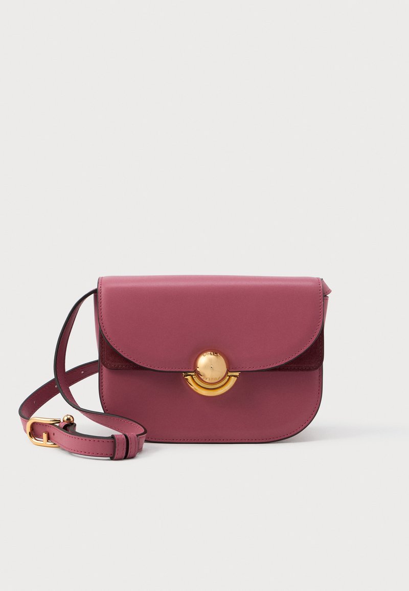Kožená crossbody taška v bohaté berry barvě, s kulatým zlatým zapínáním a překlopným víkem, s hladkou texturou a nastavitelným popruhem.