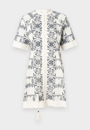 Lühikeste käistega, põlvepikkune kleit kreemjas kangas, millel on tumesinised lille- ja geomeetrilised mustrid, esitades nööbivarruka ees ja tupsudetail.