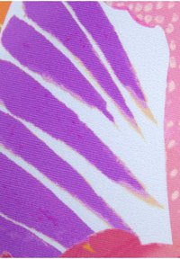 Textiel met paarse diagonale strepen op een witte achtergrond, met roze accenten en een textuur voor visuele interesse.