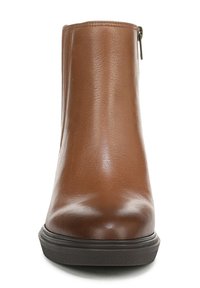 Bruine leren enkellaars met een gladde textuur, ronde neus en een zijrits. Beschikt over een lage, textuurrubberhak voor stabiliteit.