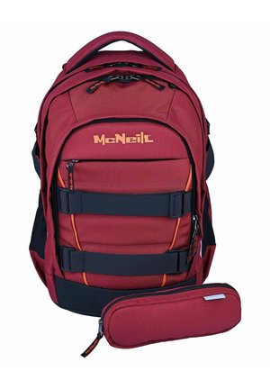 Zaino rosso McNeill con più scomparti con cerniera, spallacci neri e un astuccio rosso abbinato con cerniera davanti.