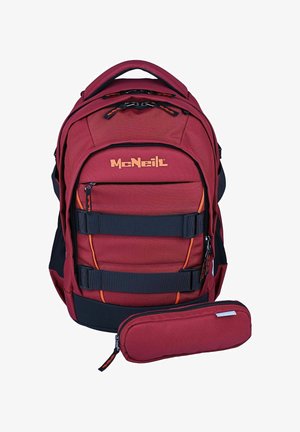 Zaino rosso McNeill con più scomparti con cerniera, spallacci neri e un astuccio rosso abbinato con cerniera davanti.