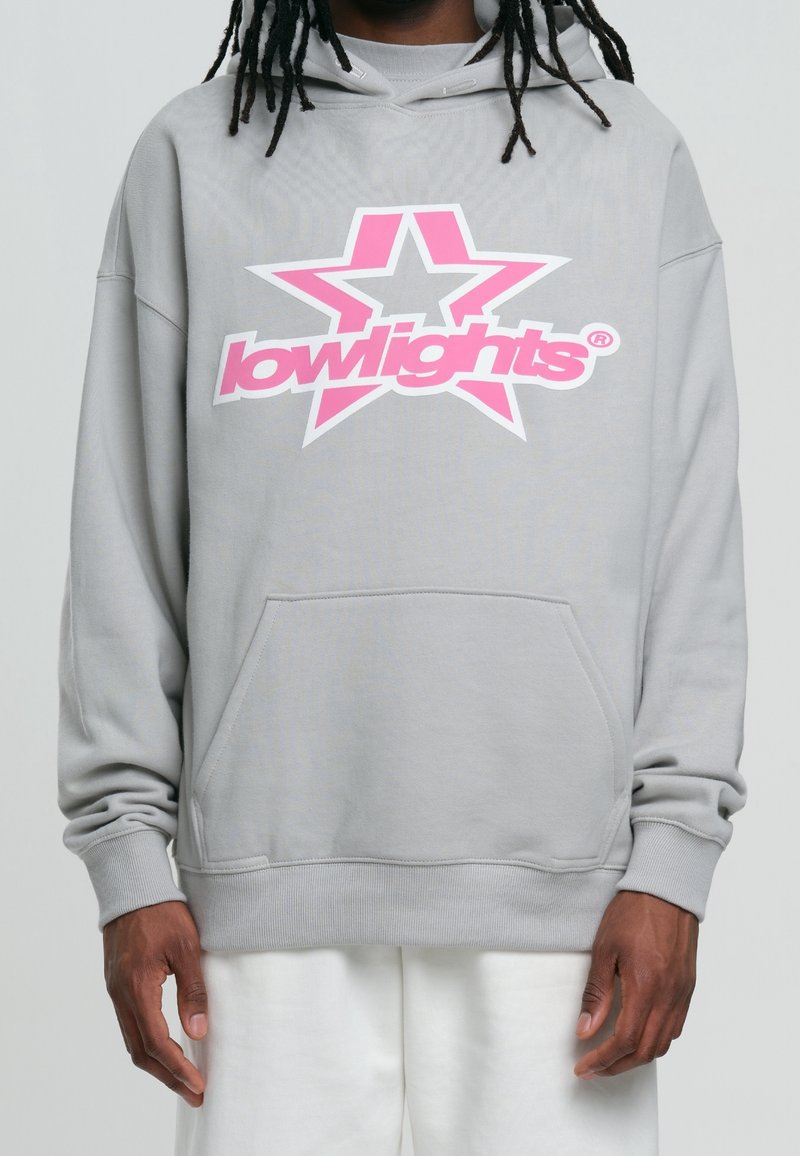 Sudadera con capucha gris que presenta un gran logotipo de estrella rosa con el texto "lowlights", bolsillo canguro frontal y puños y dobladillo acanalados.