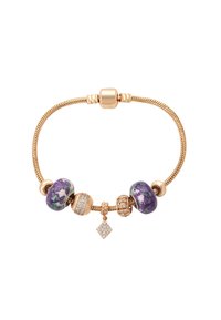 Brățară din lanț de șarpe de culoare aurie, prezentând două mărgele cu un model purple, un spacer decorat cu cristale și un charm în formă de diamant care atârnă.