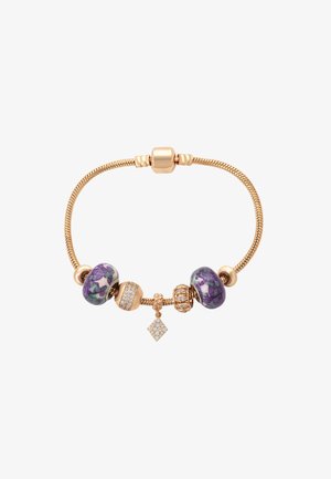 Guldfarvet slangearmbånd med to lilla mønstrede perler, en krystalpyntet spacer og en danglende diamantformet charm.