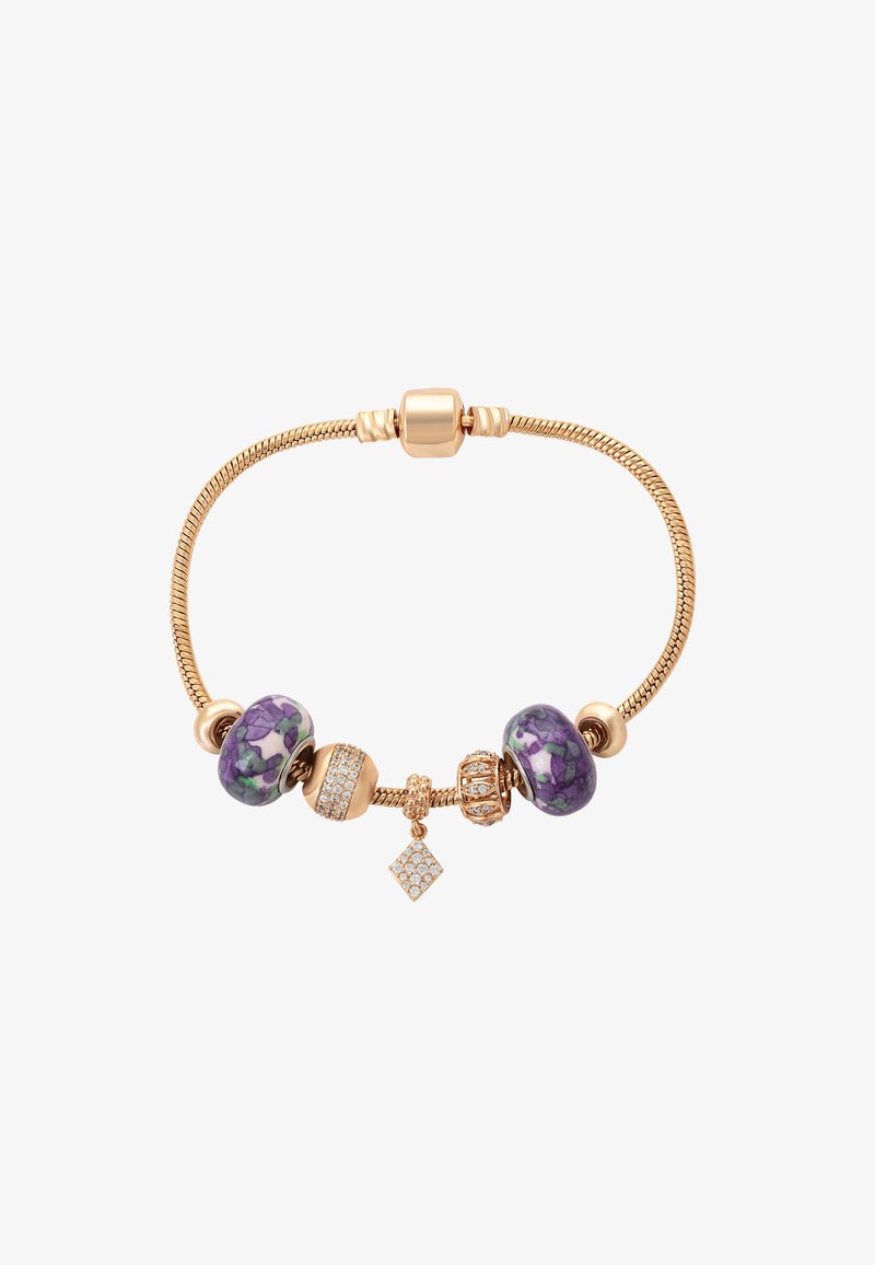 Brățară din lanț de șarpe de culoare aurie, prezentând două mărgele cu un model purple, un spacer decorat cu cristale și un charm în formă de diamant care atârnă.