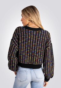 Zwarte cropped trui met een meerkleurig breipatroon, voorzien van een ronde halslijn, puffmouwen en geribbelde manchetten en zoom.