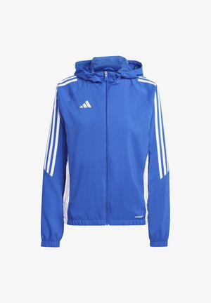 Blauwe lichte jas met capuchon, witte zijpanelen en drie witte strepen op elke schouder. Voorzien van een volledige rits en elastische manchetten.