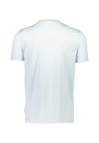 Camiseta de manga corta en azul claro hecha de algodón suave. Diseño de cuello redondo con una textura lisa y sin patrones ni gráficos visibles.