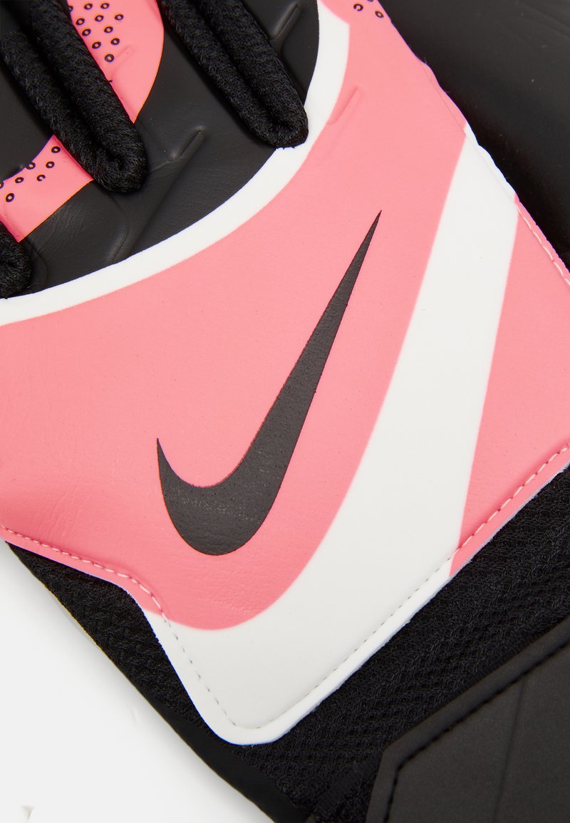 Czarno-różowa rękawica Nike o gładkim wykończeniu, z białym logo i teksturowanymi czarnymi akcentami. Widoczne są szczegółowe szwy.