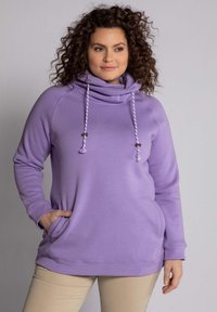 Sudadera morada con cuello cisne y cordones, que cuenta con bolsillos frontales y puños acanalados. Tejido suave con un corte relajado.