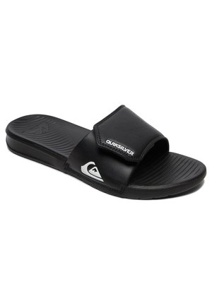 Schwarze Quiksilver Slide-Sandale mit verstellbarem Riemen, Logo an der Seite und am Riemen, strukturiertem Fußbett und flacher Sohle.