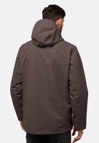 Bruine geïsoleerde jas met capuchon, met een gladde textuur en een taillering, zichtbare stikseldetails en een licht verlengde achterzoom.