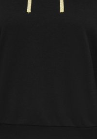 Musta huppari, jossa on sileä puuvillasekoitekangas, kullanväriset kiristysnyörit ja pohjassa resoroitu helma.