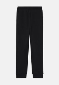 Svarta sweatpants i mjukt tyg; med elastisk midja och ribbade anklar; enkel design utan mönster eller fästen.